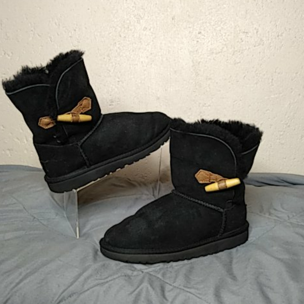 UGG Black Short Boot Keely Toggle Button Sz 4 - Picture 1 of 5